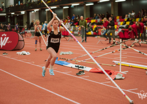 Sportists lec ar kārti