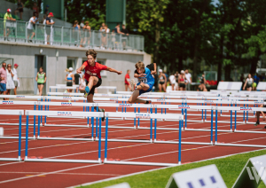 Sportisti lec pāri barjerām
