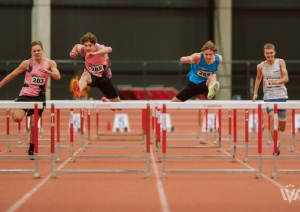 Sportisti lec pāri barjerām