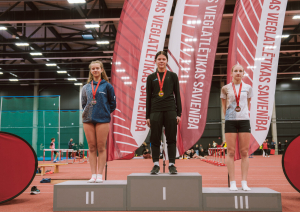 Jaunie sportisti uz pjedestāla 