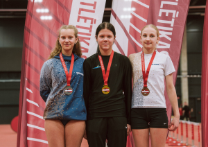 Jaunie sportisti uz pjedestāla 