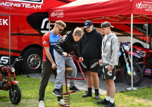 Jaunieši izmēģina moto simulatoru