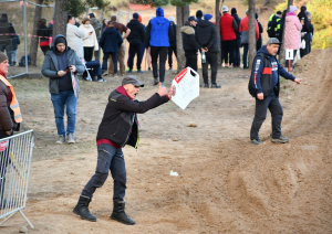 Vīrietis sportistam dod zināt, kurā vietā viņš brauc