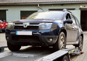 Auto brauc uz piekabes