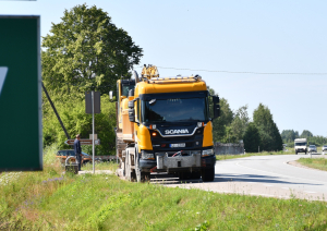 Atvests traktors uz jauno remonta vietu