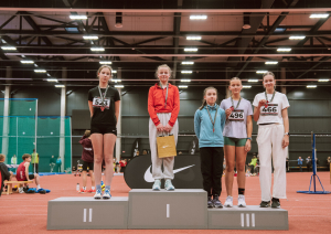 Jaunie sportisti uz pjedestāla 
