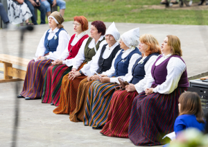 Dziedātājas sēž un dzied