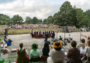 Piltenes estrāde pilna ar skatītājiem
