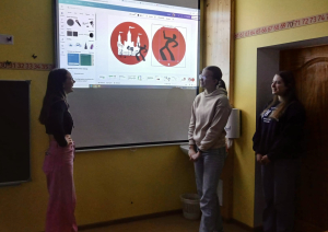 Piltenes jaunieši prezentē logo idejas