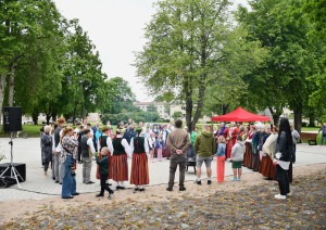 Apmeklētāji ieradušies parkā