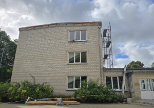 Piltenes pamatskolā mūrē ventilācijas skursteņu galus