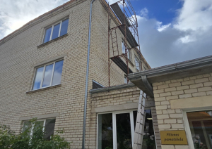 Piltenes pamatskolā mūrē ventilācijas skursteņu galus