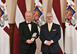 Saņem Valsts prezidenta pasniegto apbalvojumu