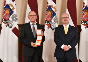 Saņem Valsts prezidenta pasniegto apbalvojumu