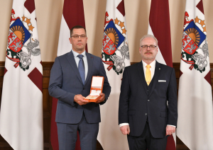 Saņem Valsts prezidenta pasniegto apbalvojumu