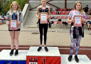 Sacensību dalībnieki ar diplomiem