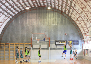 Spēlē basketbolu