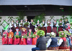 Folkloras kopas uzstājas