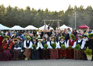 Mākslinieces dzied dziesmas