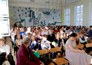 Viesi, ģimenes locekļi, skolotāji un skolēni