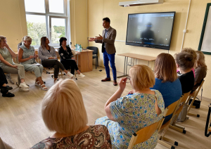 Pedagogi uzmanīgi klausās meistarklases vadītājā