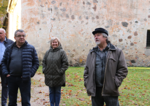 Imants pašvaldības pārstāvjiem stāsta par muižas parka celiņu