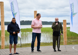 Pasākuma organizatori sniedz uzrunu