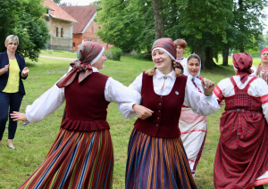 Dejo cilvēki tautas tērpos