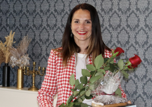 Kolektīva vadītāja ar ziediem