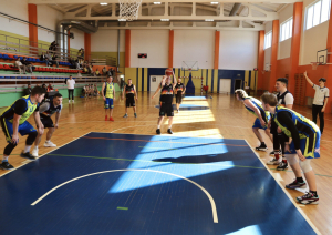 Spēlē basketbolu