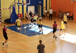 Spēlē basketbolu