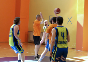 Spēlē basketbolu