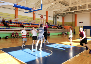 Spēlē basketbolu