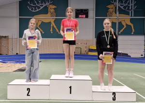 Tāllēkšanas U14 meiteņu pjedestāls