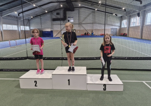 U10 meitenes uz pjedestāļa