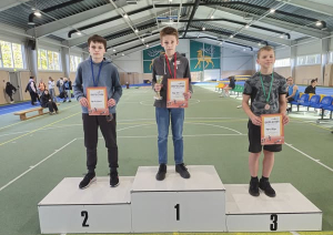 Jaunie sportisti uz pjedestāla 