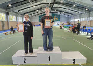 Jaunie sportisti uz pjedestāla 