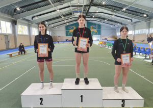Jaunie sportisti uz pjedestāla 