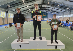 Jaunie sportisti uz pjedestāla 