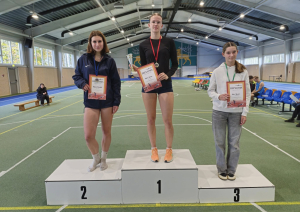 Jaunie sportisti uz pjedestāla 