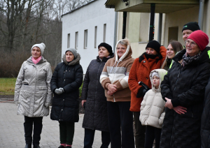 Ugāles iedzīvotāji ieradušies uz svinīgu atklāšanu