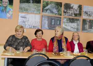Seniori sēž pie galda