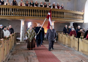 Cilvēki ienāk baznīcā