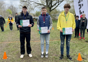 Sacensību dalībnieki ar diplomiem