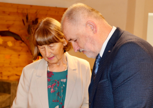 Seniori ierodas uz pasākumu
