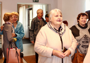 Seniori ierodas uz pasākumu