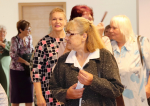 Seniori ierodas uz pasākumu
