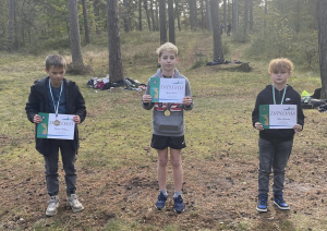 Sportisti ar diplomiem un medaļām