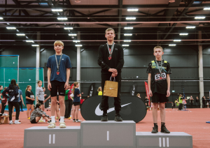 Jaunie sportisti uz pjedestāla 