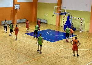Spēlē basketbolu